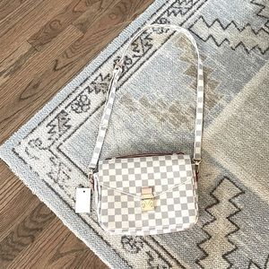 Never used! Very cute Crossbody with an optional handle. Lightweight.